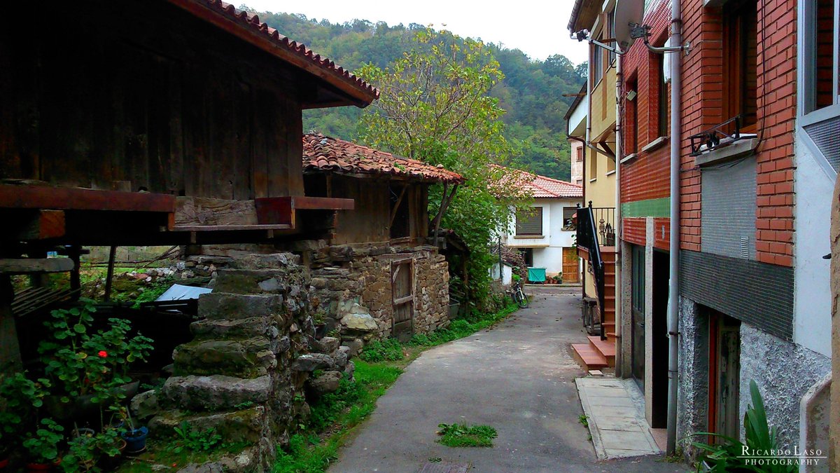 Ricardo_Laso's tweet photo. LEVINCO #ALLER #ASTURIAS
Parroquia de #Vega en el concejo de Aller, a 470m altitud, Bajo la sierra de #Pelúgano En #Levinco se conservan algunos ejemplos de arquitectura tradicional casas y #cuadras antiguas #Hórreos, uno de tejado a dos aguas #Paneras y una #Capilla del año 1945 https://t.co/Rb0xCwgzgW