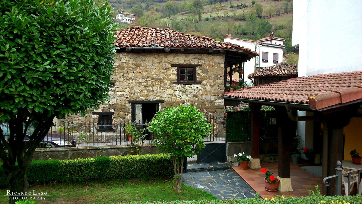 Ricardo_Laso's tweet photo. LEVINCO #ALLER #ASTURIAS
Parroquia de #Vega en el concejo de Aller, a 470m altitud, Bajo la sierra de #Pelúgano En #Levinco se conservan algunos ejemplos de arquitectura tradicional casas y #cuadras antiguas #Hórreos, uno de tejado a dos aguas #Paneras y una #Capilla del año 1945 https://t.co/Rb0xCwgzgW