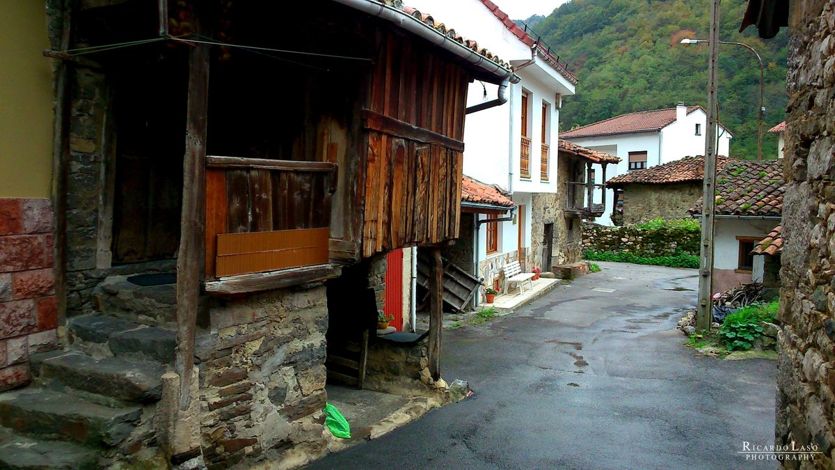 Ricardo_Laso's tweet photo. LEVINCO #ALLER #ASTURIAS
Parroquia de #Vega en el concejo de Aller, a 470m altitud, Bajo la sierra de #Pelúgano En #Levinco se conservan algunos ejemplos de arquitectura tradicional casas y #cuadras antiguas #Hórreos, uno de tejado a dos aguas #Paneras y una #Capilla del año 1945 https://t.co/Rb0xCwgzgW
