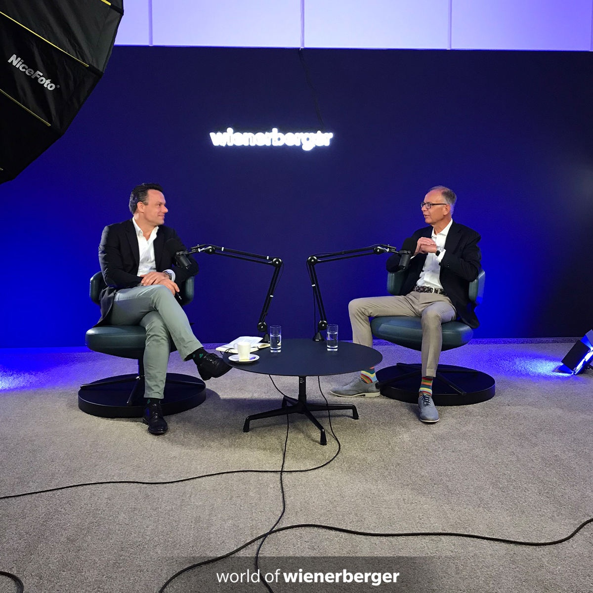 wienerberger's tweet photo. A little sneak preview of our next #podcast episode about #GreenFinance, the current #energy situation, #transparency and much more. 🎙📈 The new episode will air soon! Do you recognize our CEO Heimo Scheuch's guest? #worldofwienerberger #ceoblog #ceopodcast https://t.co/yBzLHppTWP