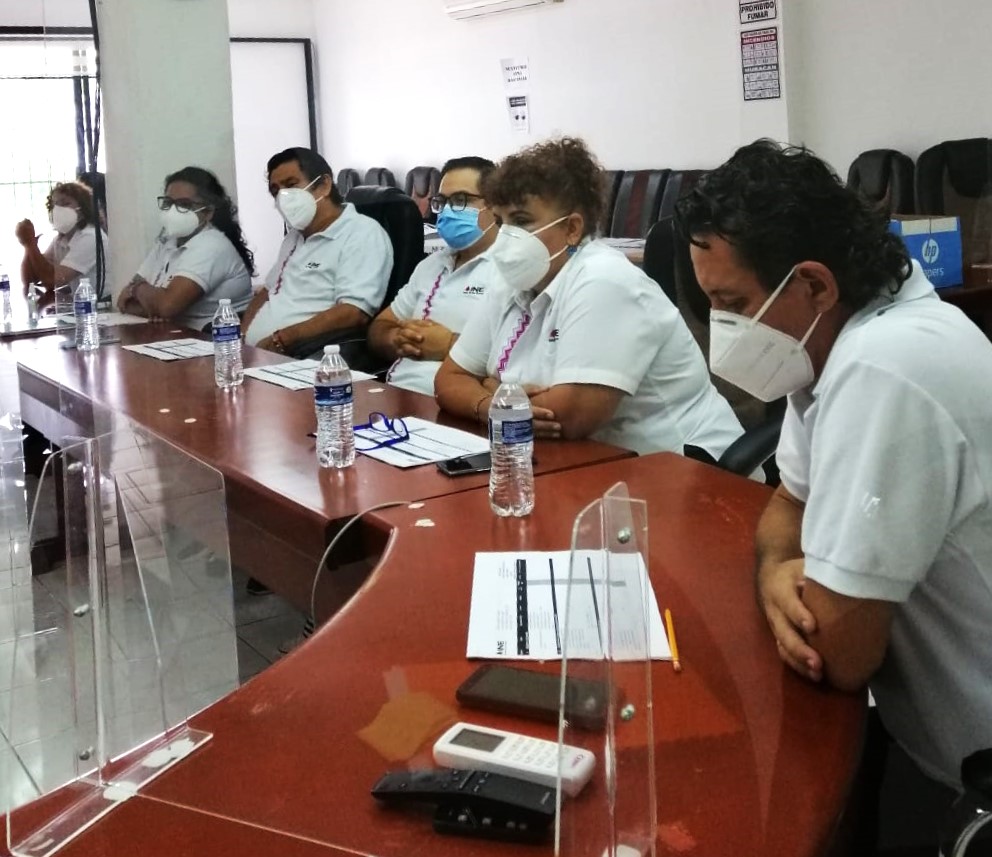 INEYucatan's tweet photo. Para reforzar el Sistema de Gestión de la Calidad en el Módulo de Atención Ciudadana 310451 de la 04 #juntadistrital #Merida se impartió un curso donde se observó la responsabilidad y compromiso del personal encargado de atender trámites relacionado con la #CredencialParaVotar https://t.co/XmAaksWhib