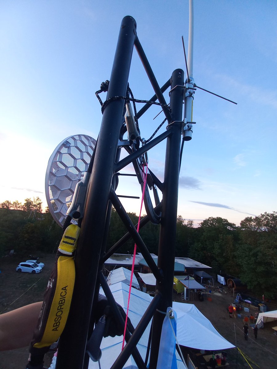 POV: Du hängst auf 11m Höhe im Sitzgurt am Mast und wartest bis das <a href="/HackenOpenAir/">HackenOpenAir</a> NOC eine Basistation gefunden hat.