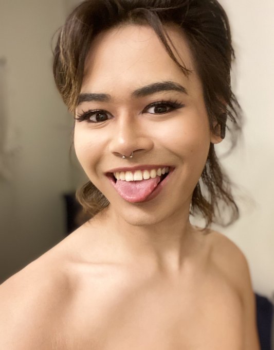 I really wanted the join in on this trend 😙! I might still be a baby transfem but I want to share my