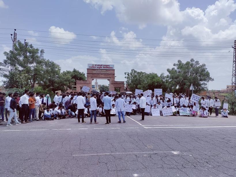 Hon. <a href="/ashokgehlot51/">Ashok Gehlot</a> <a href="/drsubhashg/">Dr. Subhash Garg</a> 
<a href="/DeoraKunti/">Kunti Deora Parihar</a> <a href="/_lokeshsharma/">Lokesh Sharma</a> <a href="/1stIndiaNews/">First India News</a> <a href="/DainikBhaskar/">Dainik Bhaskar</a>
#AyurvedUniversity_UG_PG_STIPEND 
हमारे ऊपर कब तक अत्याचार करेंगे?
            #Udaipur. Fee=15000,#stipend 14,000+DA/month 

#Jodhpur fee=4,00,000,#stipend 7000/month