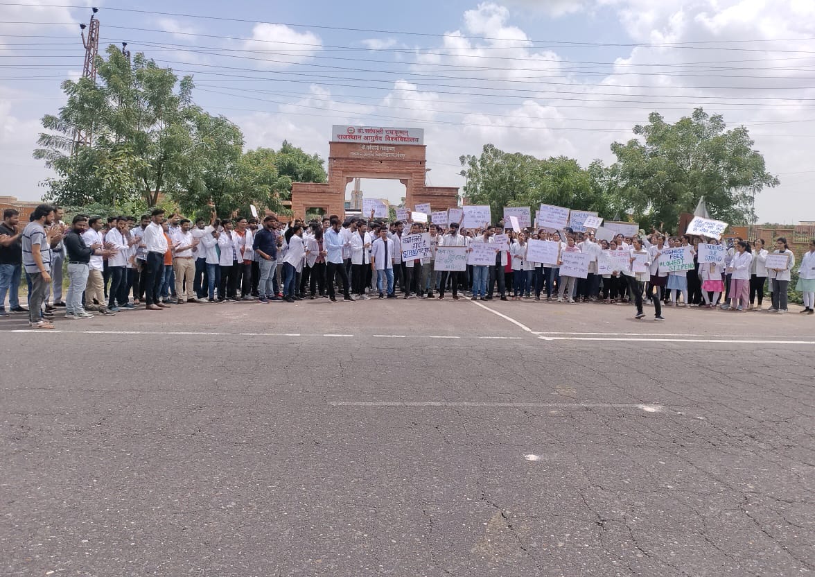 ये सफेद कोट पहने आज केवल आयुर्वेद विद्यार्थी ही नही, परंतु पूरी भारतीय संस्कृति सड़क पर है... अब कहां है प्रशासन... कहां है जोधपुर के  निवासी मुख्यमंत्री  
#AyurvedUniversity_UG_PG_STIPEND
<a href="/ashokgehlot51/">Ashok Gehlot</a> <a href="/drsubhashg/">Dr. Subhash Garg</a> <a href="/Manishapanwar02/">Manisha Panwar Inc</a> <a href="/1stIndiaNews/">First India News</a>