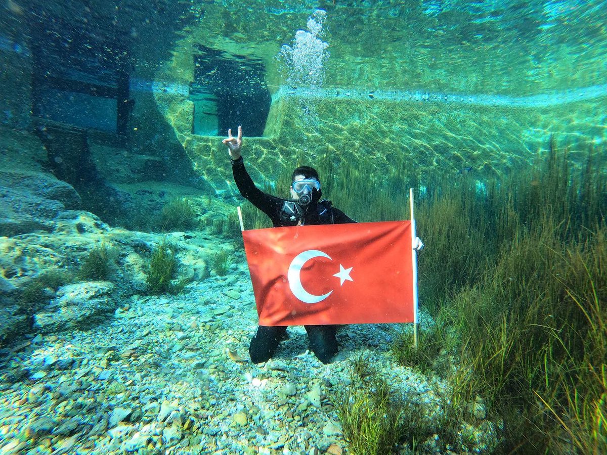 ayyildirim1's tweet photo. Sırtında Türk tarihinin mührünü taşıyan Sakarya nehrinin doğduğu; Sakaryabaşı'na dalış yaparak sualtında şanlı bayrağımızı dalgalandırdık.

Tarihim, şerefim, şiirim, her şeyim:
Yeryüzünde yer beğen!
Nereye dikilmek istersen,
Söyle, seni oraya dikeyim!

🇹🇷🇹🇷🇹🇷 https://t.co/TqFtqsAtyN