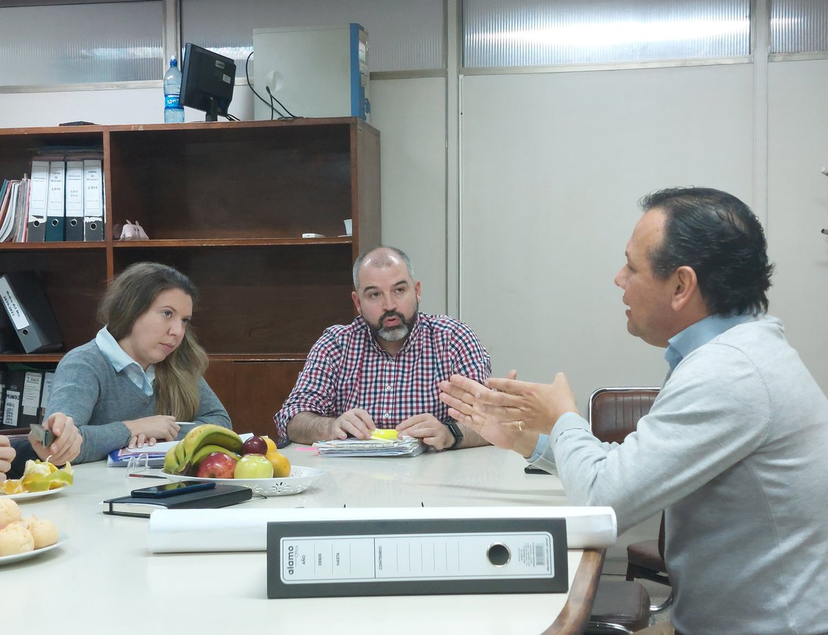 pauliserranopy's tweet photo. ➡️ Con el colega @BerniEnri recibimos al Jefe del depto. de Necrópolis.

✅️ Relevamos datos sobre el cementerio de la Recoleta para el diseño de la puesta en valor de su casco histórico.

#AsuParticipa 🇦🇹 https://t.co/gXYytCoiuR