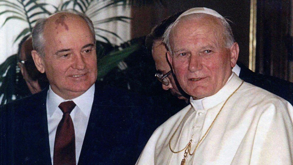 lucianoghelfi's tweet photo. A 92 anni se n’è andato Mikhail #Gorbaciov. Fu l’ultimo presidente dell’#URSS, le sue aperture fecero sognare all’Occidente la fine della guerra fredda e la pace, ma dopo di lui l’impero sovietico si frantumò in 15 repubbliche https://t.co/lDwOv3Gb62