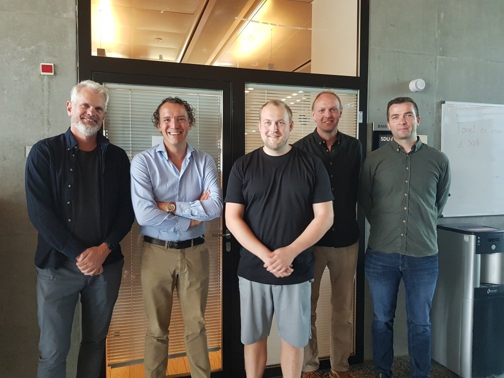 RSiersbaek's tweet photo. Today was a fantastic day in the lab as @SimonToftholm defended his PhD thesis @GenomicsUnit @bmbSDU @NATsdu! He was an absolute star😃 amazing job, Simon! Many thanks to @zwartlab @Bo_Porse @Grontved_Group for a great scientific discussion. https://t.co/KMlpi4631o