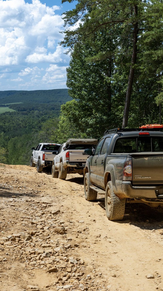 KarmaSeoul's tweet photo. Do you prefer to lead or follow?  #offroad #toyota #tacoma #tundra #trailride #overland https://t.co/dhPmjgDLLt