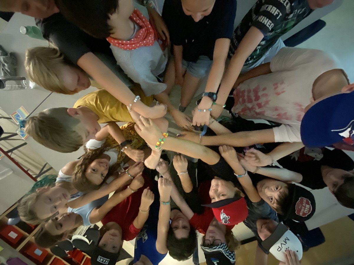 slarseneips's tweet photo. First day calls for bracelet making! #firstdayofgrade6 @BrentwoodEIPS https://t.co/F3RhNAAGXY