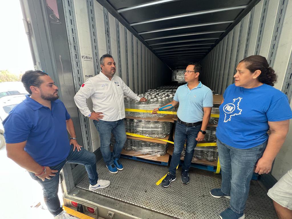 VictorPerezDNL's tweet photo. ¡Gracias @canacarmexico, por solidarizarse con Santa Catarina! Su generoso donativo de agua purificada se entregará a las escuelas del municipio para que los padres de familia tengan la certeza de que sus hijos beben agua de calidad a pesar de la crisis por desabasto de agua. https://t.co/tWBjMNJGbV