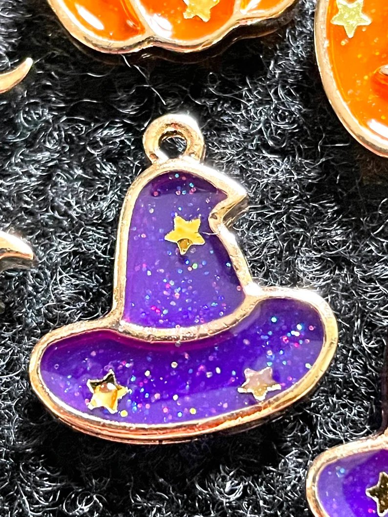 mohamedBanihan3's tweet photo. 8 Piece #Halloween Enamel ̔& Goldtone Stained Glass and Pearlized Charms for jewelry making 4 pairs total Pumpkin, Bat, Ghost, Witch Hat ✌
👉👉https://t.co/4BhpD769lP
#carrestoration #officedecor #vintagebox #antiquebox #vintagepackaging #oldbox https://t.co/u9JzFIfjs5