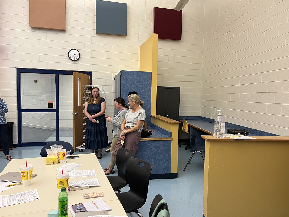 roberta_branch's tweet photo. NSES, OES, BTW, EFES, HES, KSES —-Fourth Grade Teachers Engaged in the 5E Innovative Plan! https://t.co/x1YLvRLiIV