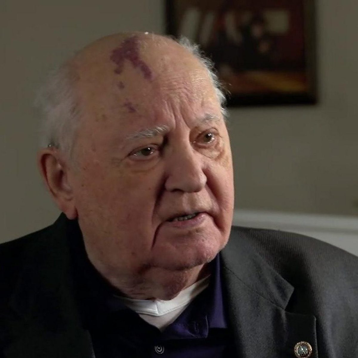 annebormans's tweet photo. Il a porté le monde, pas sur ses épaules, sur sa tête. Une ébauche, du monde, et puis rien. #RIPGORBATCHEV https://t.co/rc2sd0Jcv5