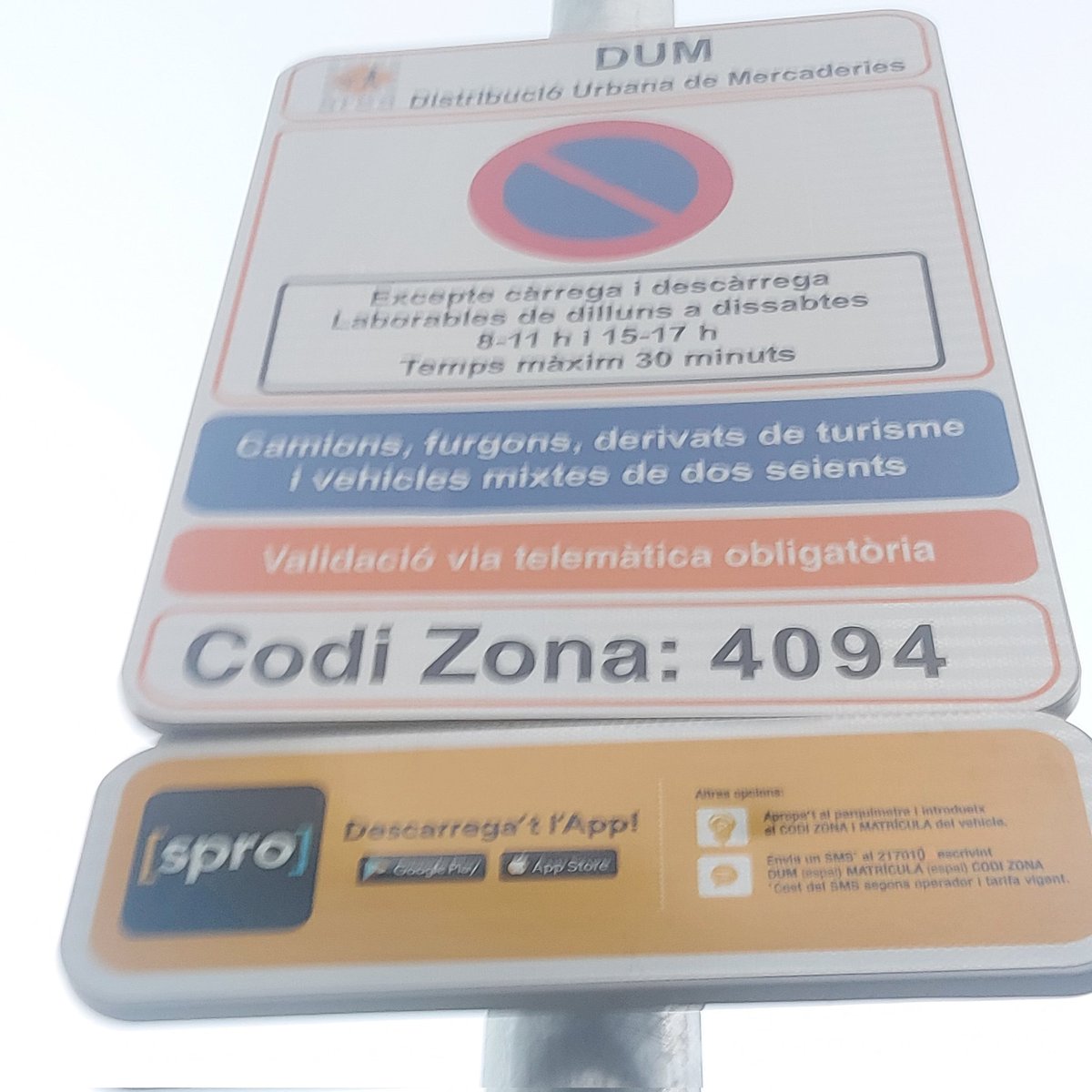JuliaTreig's tweet photo. Ets una pocavergonya @AdaColau 
Barcelona no és teva. Els senyors de la @GRUAMUNICIPAL m'han dit que et truqui. Què tu tens un llibret amb les explicacions a les noves senyalitzacions.Venir de concert des d'el Maresme m'ha sortit car.
#fotelcamp #173eurus #viscalamusicaendirecte https://t.co/HK8YSbL0OK