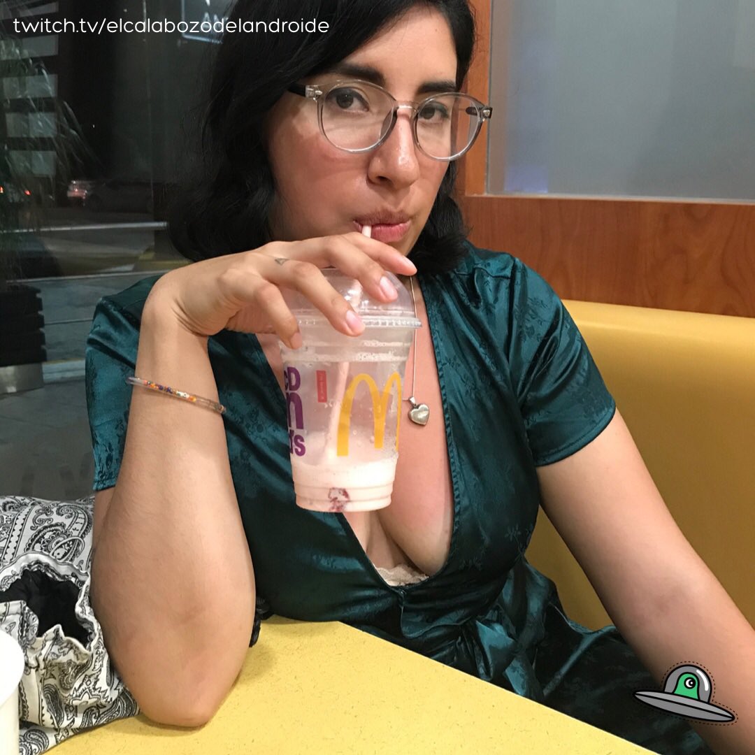 ElCalaDroide's tweet photo. Hola @McDonaldsMexico te amamos mucho y hoy vamos a estar streameando con hamburguesitas! 
#McBitesForBitsX2 🍔🍟🍔 https://t.co/9h1eh1bpc8