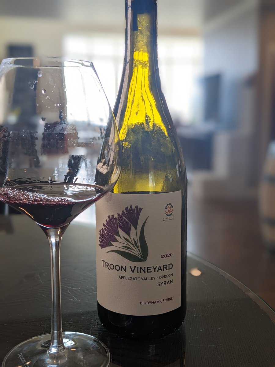 GrnLakeGirl's tweet photo. Thank you Bri @TroonWines for the great tasting! 
We had such a great time. 
🍷🌻🍷🌻🍷
#WenDoesRoadTrip 
#WenLovesWine #Wanderlust #ORWine #BioDynamic #ApplegateValley 
@CraigCamp https://t.co/12OhmXolJx