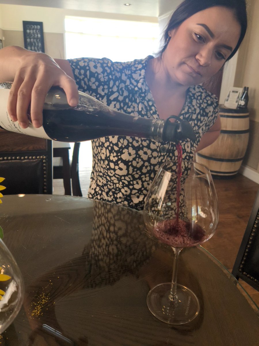 GrnLakeGirl's tweet photo. Thank you Bri @TroonWines for the great tasting! 
We had such a great time. 
🍷🌻🍷🌻🍷
#WenDoesRoadTrip 
#WenLovesWine #Wanderlust #ORWine #BioDynamic #ApplegateValley 
@CraigCamp https://t.co/12OhmXolJx