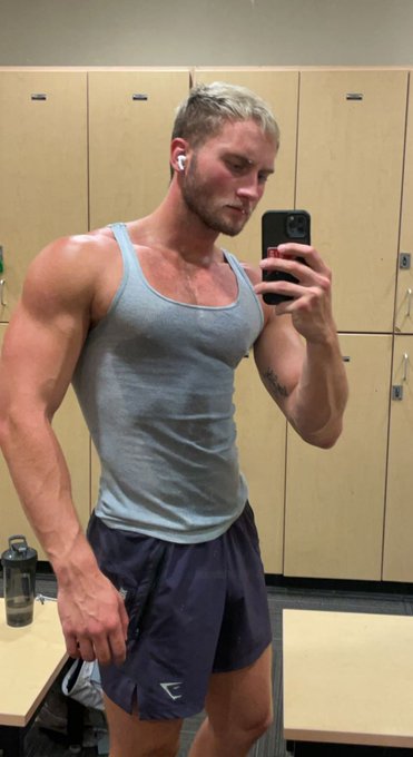 wanna lift bro? https://t.co/MtnwzU9fmo