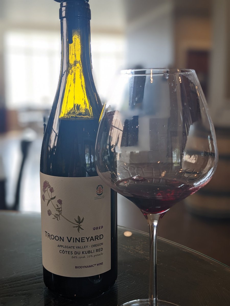GrnLakeGirl's tweet photo. Thank you Bri @TroonWines for the great tasting! 
We had such a great time. 
🍷🌻🍷🌻🍷
#WenDoesRoadTrip 
#WenLovesWine #Wanderlust #ORWine #BioDynamic #ApplegateValley 
@CraigCamp https://t.co/12OhmXolJx