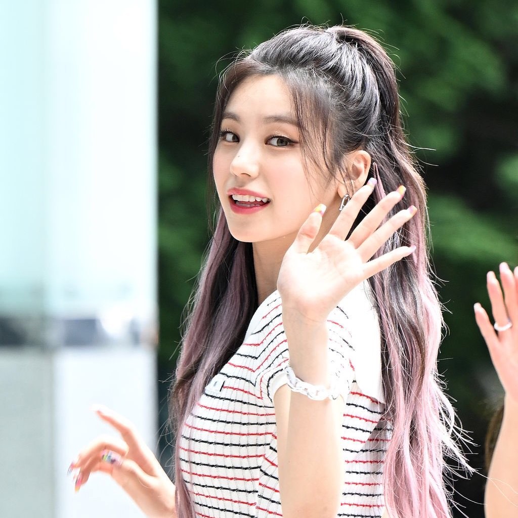 hourly yeji tweet media