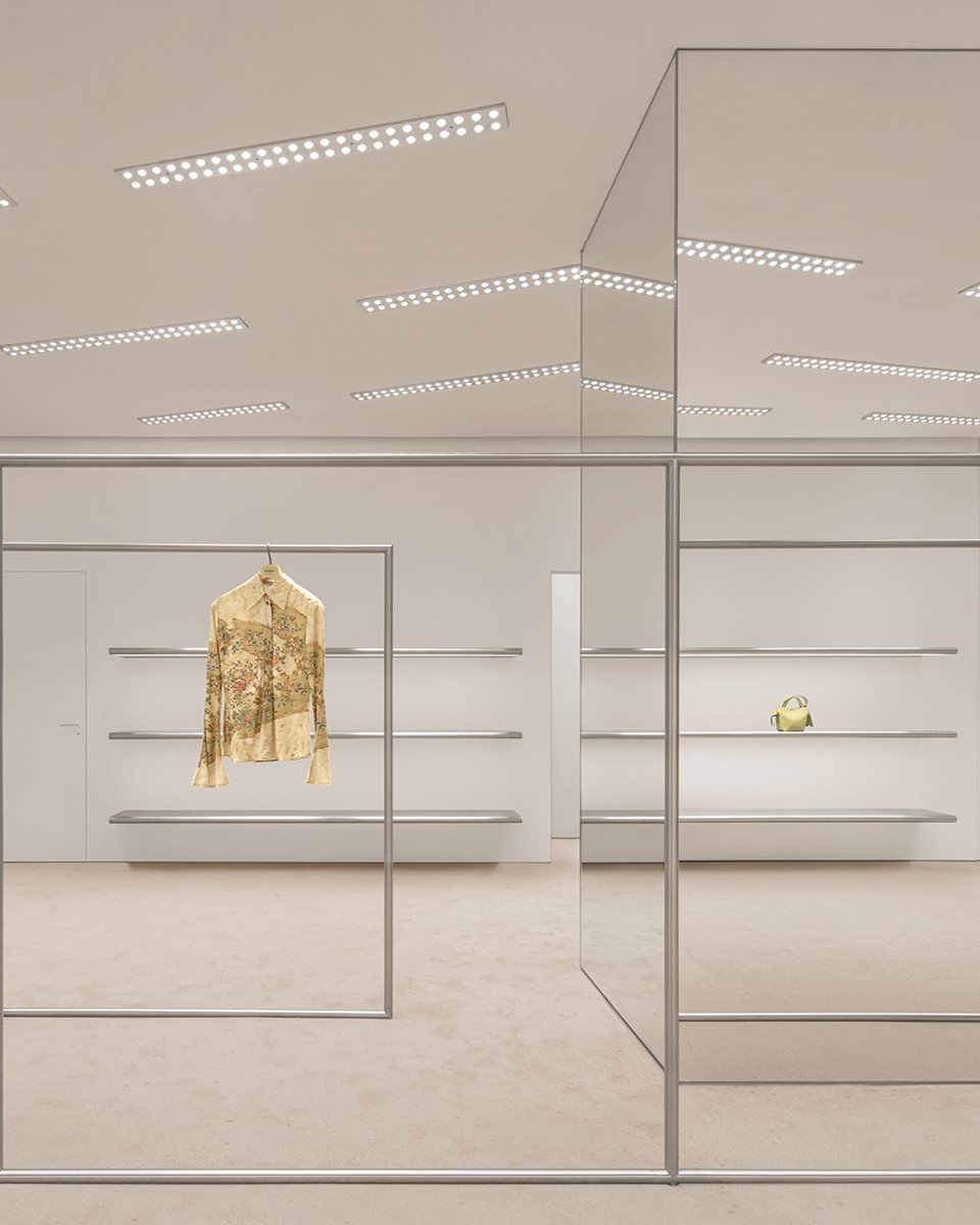 acnestudios's tweet photo. Made to appear in perpetual movement, #DanielSilver’s painted mannequins appear in #AcneStudios Shenzhen MixC Bay like installations, reflected in the space’s various mirror-clad surfaces.
Light Design by #BenoitLalloiz https://t.co/zPFgSD0D4Z