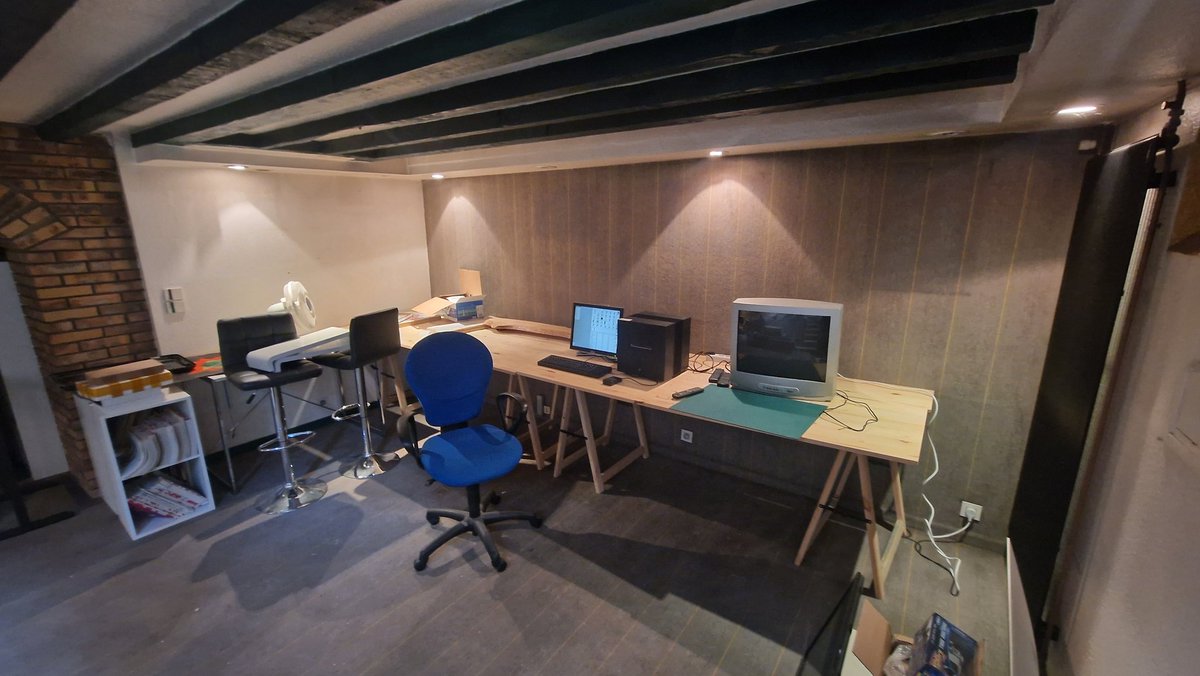 OlivierSoRetro's tweet photo. Je crois que vais faire de jaloux... voici mon futur espace détente / retro computing / gaming. 70m2 rien qu'à moi 😀 #retrogaming #retrocomputing #nextcomputer https://t.co/emSf5TXQ1D