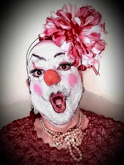 :: QUARTA, 31/08 ::
Espaçonave apresenta
MEU PÉ DIREITO E EU, UMA BRUACA
Espetáculo com o ator, cantor, animador , dublador, cenógrafo, figurinista, pai de gato e  artista multifacetado, Henri Iune.
barocidente.com.br/festa/see/espa…