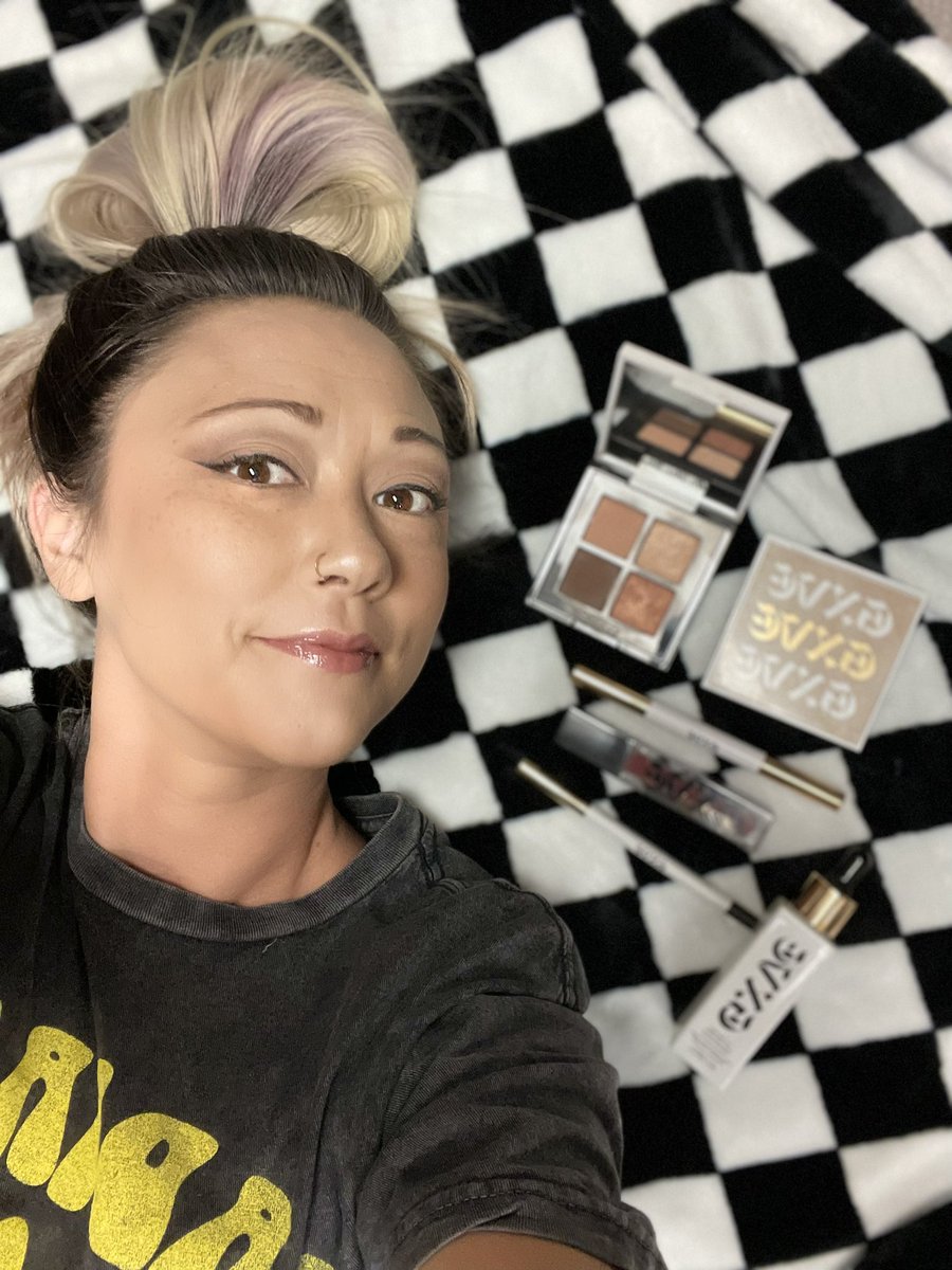 GwenStefaniLov2's tweet photo. https://t.co/Sm9bflV76d Need to get out the door quick?! I did this simple look in 10 minutes, using mostly gxve products! Want tips and tricks? Free products? Need advice? I’m here! Get a FREE brow pencil until 8/31! #gxve #makeup  #makeupdeals #freemakeup #beauty #woc https://t.co/k06L87O8yz
