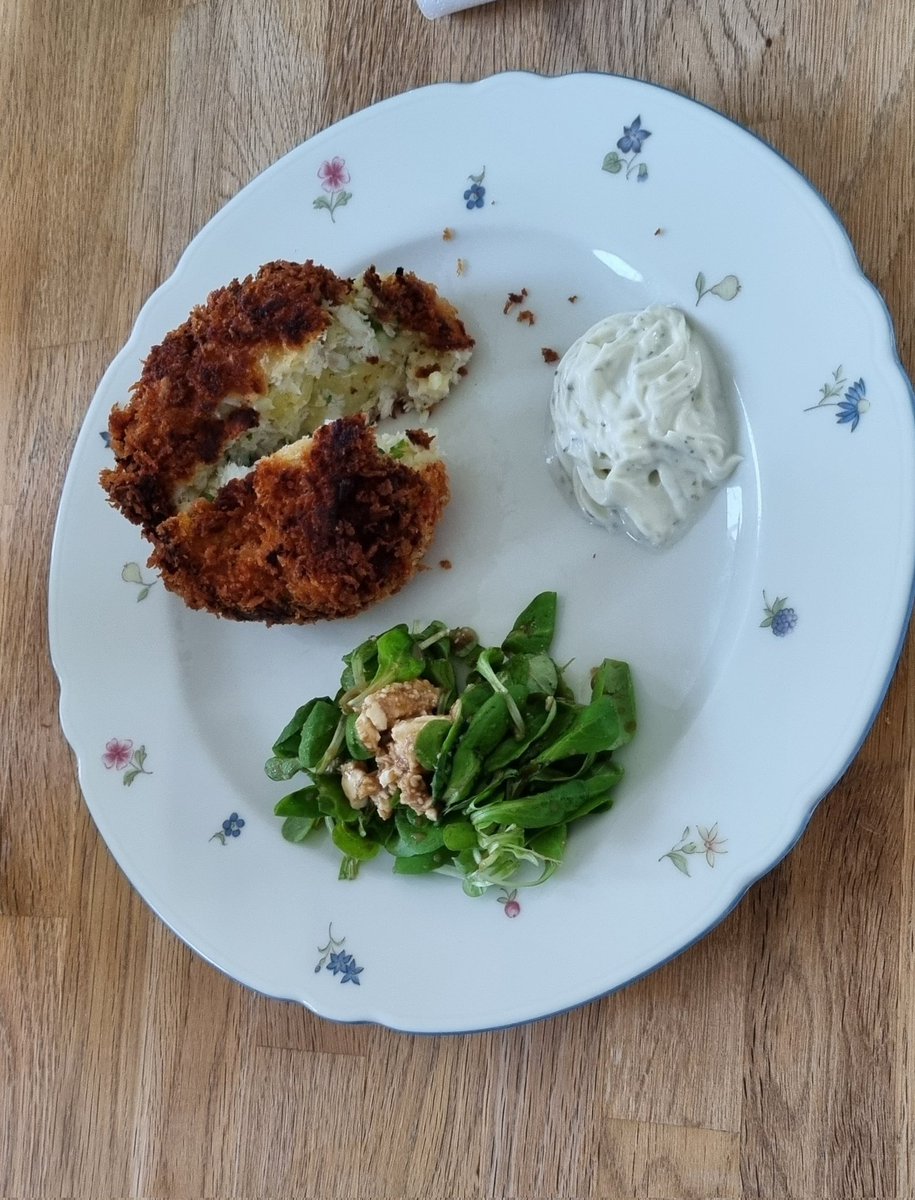 NigelCorso's tweet photo. @foodwishes Chef Johns britisch fish cakes. They were splendid. Even though I pan fried them they had no tan line and were really crispy #forkdontlie https://t.co/E4EhO20emC