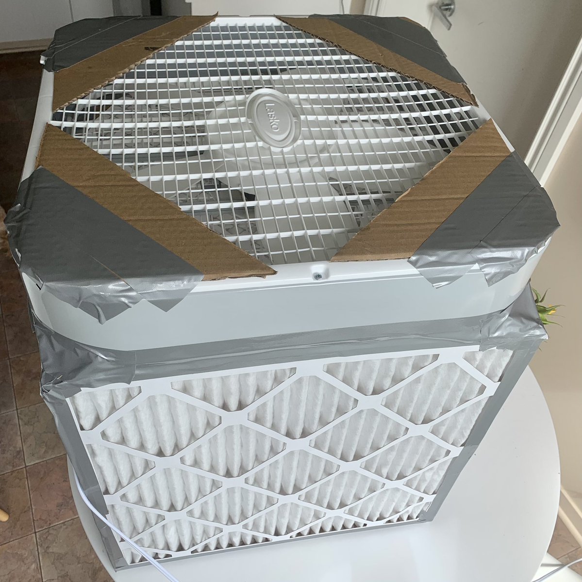 Voilà le produit final : la boîte <a href="/CorsIAQ/">Richard Corsi, PhD, PE (Texas)</a> <a href="/JimRosenthal4/">Jim Rosenthal</a> CovidEcolesQuebec est maintenant disponible..soyez indulgents c’est mon premier projet ! J’ai rajouté le schroud (enveloppe) optionnelle proposé par certains pour augmenter l’efficacité