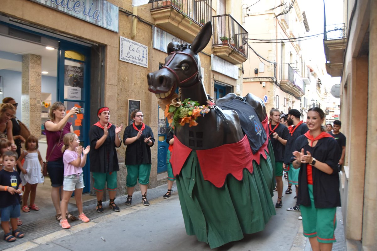 AjTorredembarra's tweet photo. 🎉👶🏿👶🏼 Les nenes i els nens més petits de la casa han pogut donar el xumet a la Mulassa i la Mulasseta, aquesta tarda de Festa Major de Santa Rosalia #Torredembarra #FMTd

📷 Anna F. https://t.co/x6DZi213CC