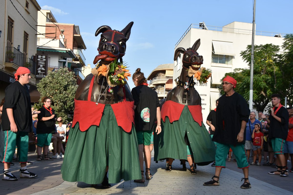 AjTorredembarra's tweet photo. 🎉👶🏿👶🏼 Les nenes i els nens més petits de la casa han pogut donar el xumet a la Mulassa i la Mulasseta, aquesta tarda de Festa Major de Santa Rosalia #Torredembarra #FMTd

📷 Anna F. https://t.co/x6DZi213CC