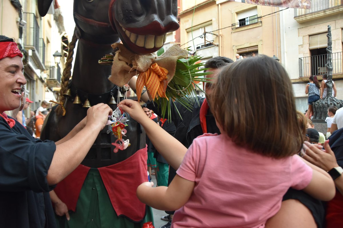 AjTorredembarra's tweet photo. 🎉👶🏿👶🏼 Les nenes i els nens més petits de la casa han pogut donar el xumet a la Mulassa i la Mulasseta, aquesta tarda de Festa Major de Santa Rosalia #Torredembarra #FMTd

📷 Anna F. https://t.co/x6DZi213CC
