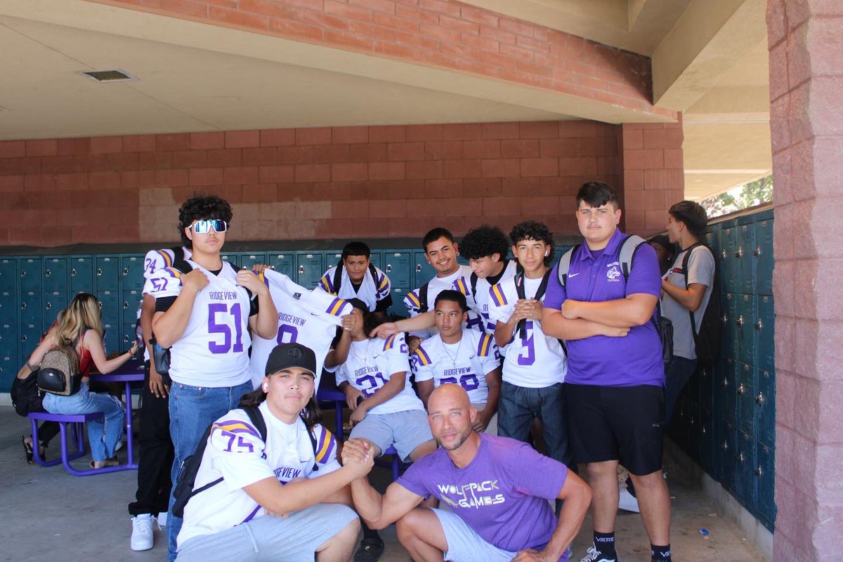 rhsnewspapers's tweet photo. Spirit week: pack pride 💜🐺💛🐾 https://t.co/EAx9DSzzJa