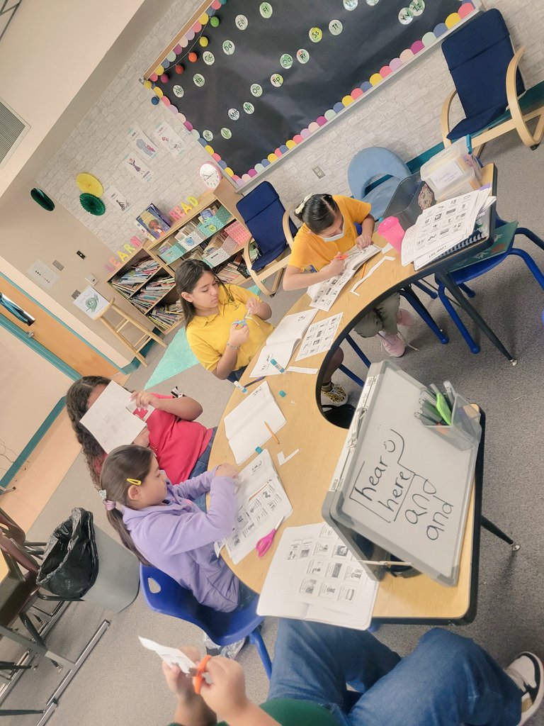 ebarrientos5's tweet photo. Understanding GENRE is crucial to be able to build our 🤔 skills! Our 📚 🧠 needs to think differently to be able to comprehend different texts! Genre sort with my 5th grade group! Favorite ? Was ,"HOW DO YOU KNOW!? " #buildinglifelongreaders https://t.co/6qbJhXTfog