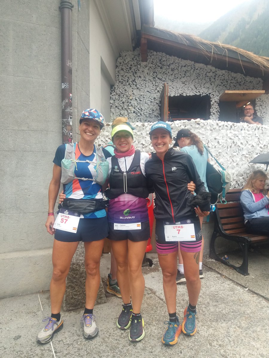 TrailAndalucia's tweet photo. La jienense Fabiola Arévalo 2ª Española en meta de #UTMB22 (27ª de la general femenina) Junto a @SioAroa 8ª de la general femenina 1ª Española en meta y la gran @AZARASTORM que en esta ocasión se vio obligada a retirarse en el km 80. https://t.co/wTUKQAx9KJ