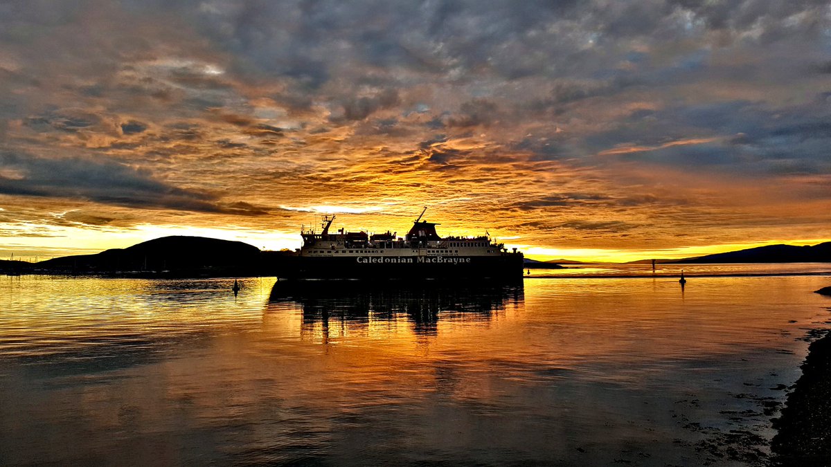 Baysidepanda's tweet photo. A fabulous #sunset last night in lovely #oban watching the #calmac ferries sail in and out #westisbest #westhighland #exploreargyll. https://t.co/rdvbK1ttEI