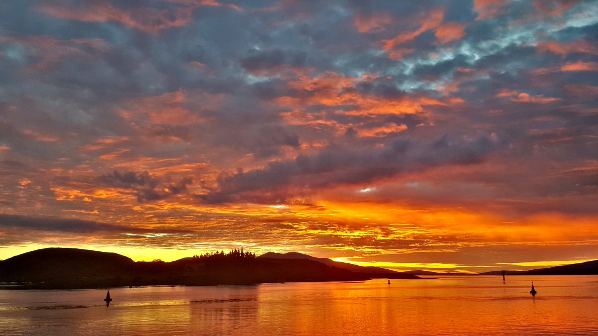 Baysidepanda's tweet photo. A fabulous #sunset last night in lovely #oban watching the #calmac ferries sail in and out #westisbest #westhighland #exploreargyll. https://t.co/rdvbK1ttEI