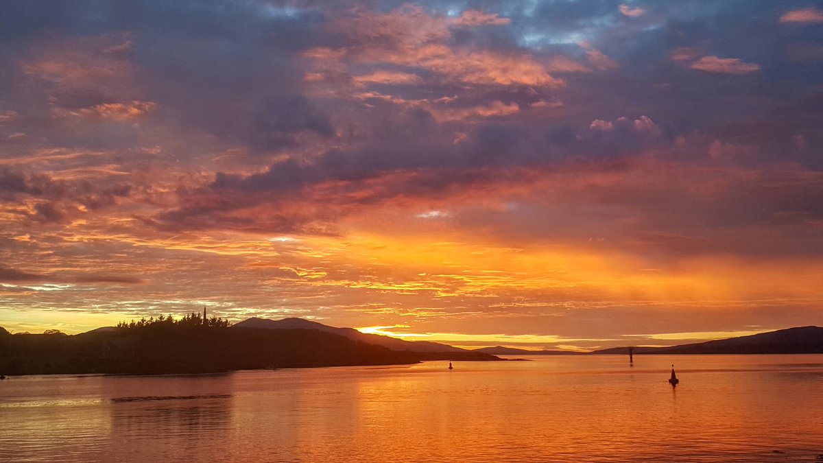 Baysidepanda's tweet photo. A fabulous #sunset last night in lovely #oban watching the #calmac ferries sail in and out #westisbest #westhighland #exploreargyll. https://t.co/rdvbK1ttEI