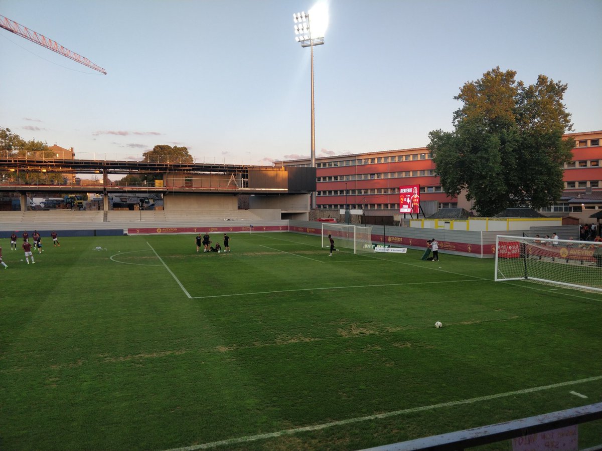 perief's tweet photo. @OfficielRAF Premier match de la saison pour moi à #Paul #Lignon, la pelouse est indigne d'une pelouse de @Ligue2BKT
Mon père était dans les tribunes pour la fameuse rencontre du 3 avril 91. J'espère que la rencontre sera aussi animée ce soir. Allez le @OfficielRAF
face au @FCMetz
#RAFFCM https://t.co/YgpGhczr2U