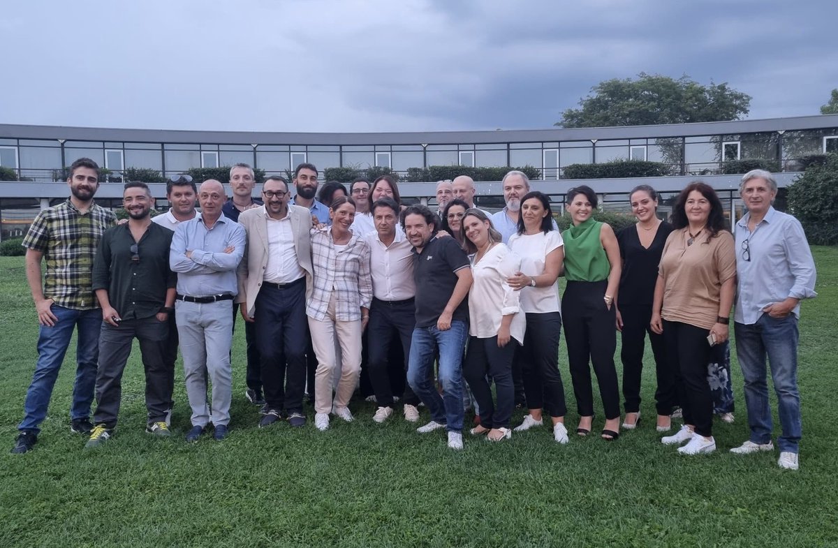 GiuseppeConteIT's tweet photo. È stato bello incontrare qui a Vicenza con @GuidolinBarbara gli infermieri del #Nursind: hanno riconosciuto il lavoro fatto dal @Mov5Stelle per loro, spesso contro tutto e tutti. Su aumento stipendi e riconoscimento delavoro usurante per la categoria siamo al loro fianco. https://t.co/QMd8qYYUuK