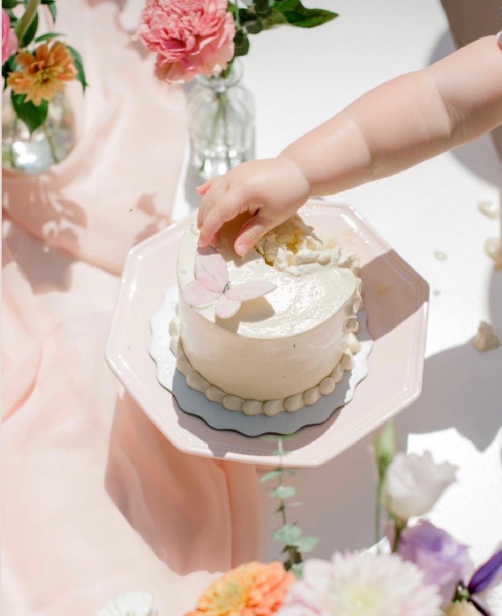 A perfectly dainty cake for a summer picnic in the park! 🌸 #edibleart #nycbakery #Summer2022