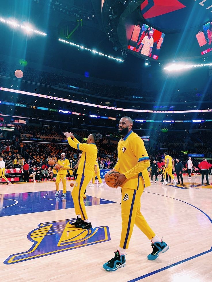 LeBron4K's tweet photo. • 9:32 Pm https://t.co/cVxijTHVQ6