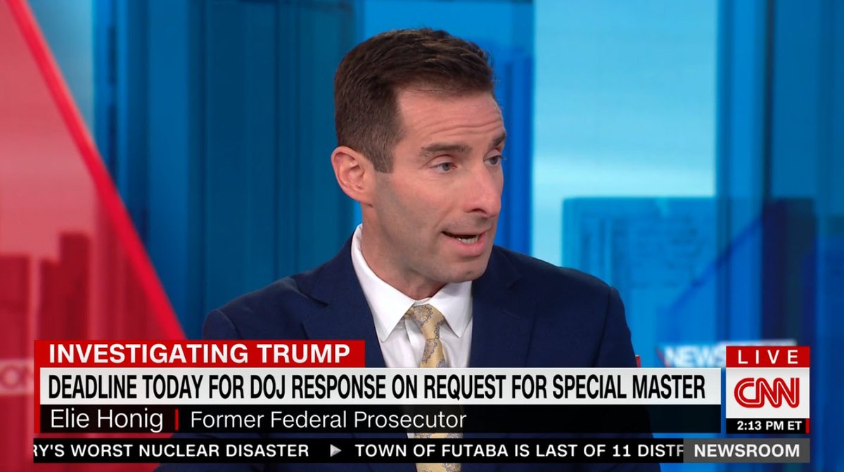 Porter_Anderson's tweet photo. Media: @eliehonig @CNNnewsroom on #DoJ responding at 40 pages to #Trump's filings: "Clearly something is on the DoJ's mind. [In] executive privilege, they're going to argue not-applicable. And, two, on attorney-client privilege, they'll argue, 'We've already done that review.'" https://t.co/lMpOnPjjVH