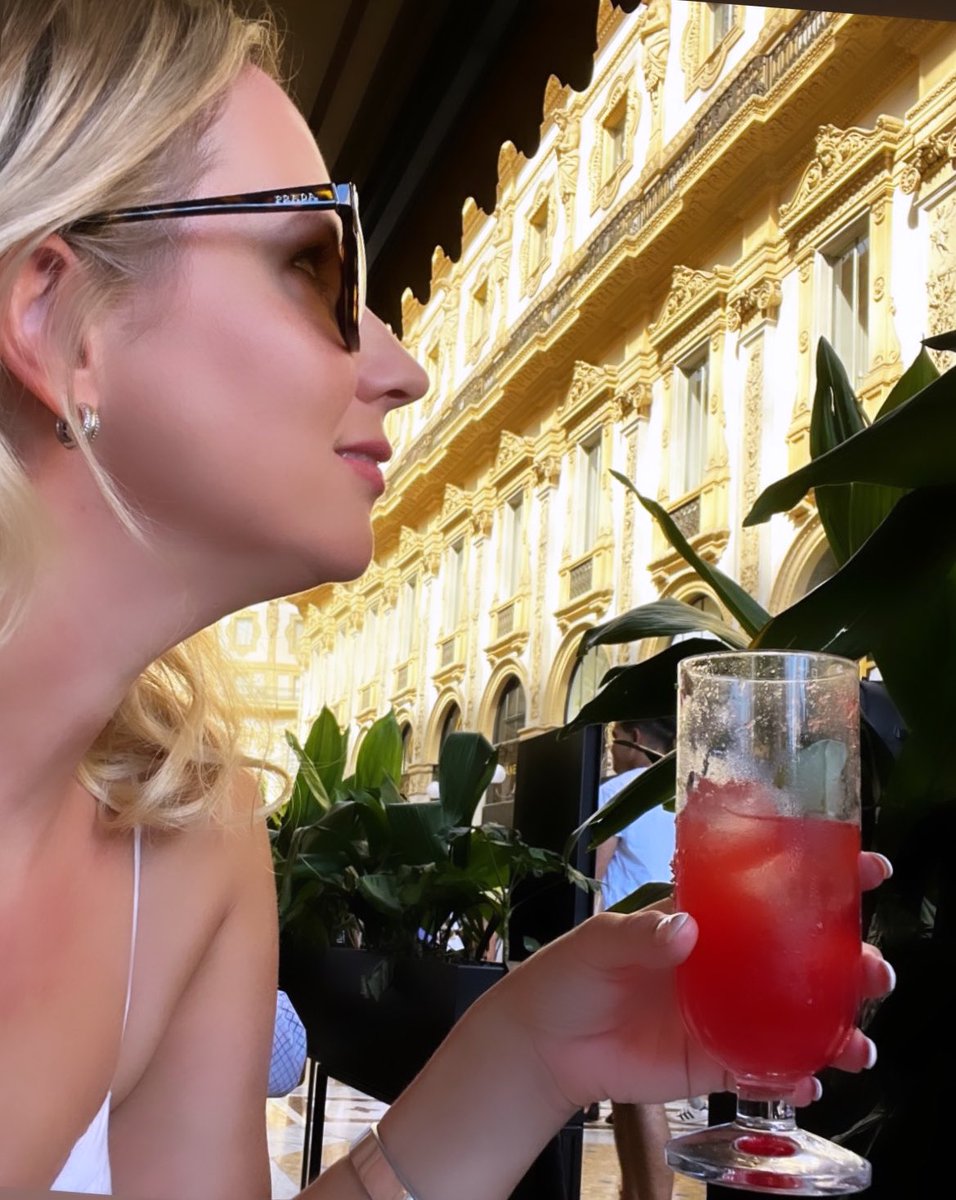 kijkhierisiris's tweet photo. Mag ik terug? Terwijl de mannen in Dubai zaten, heb ik genoten van vrienden en familie opzoeken in Milaan, Lugano en Florence. En Campari’tjes 😍 https://t.co/qk1PJCTt3G