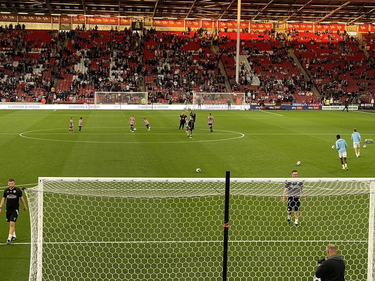 EVMain's tweet image. Finally made it to my first @ReadingFC away game of the season!! Hope they keep this incredible run going - who would have thought after our thumping at Rotherham we would be in a top of the table clash with @SheffieldUnited tonight!! #royals #hopeoverexperience