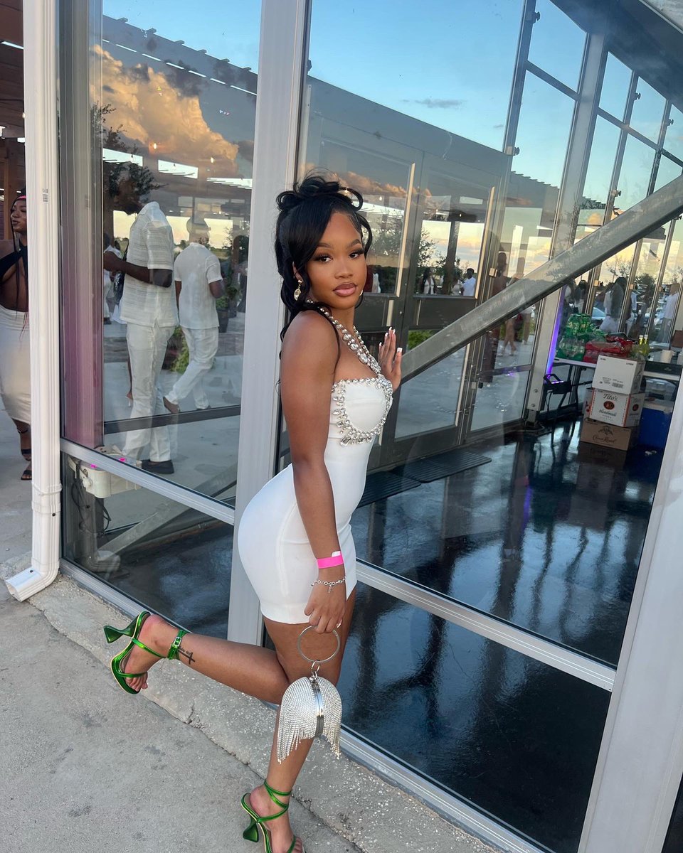 SAVANNARAET's tweet photo. the one they always gone wait for🥂🤍 https://t.co/ATzw5fLO5B