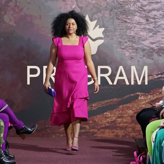 ProgramModa's tweet image. Comece a semana inspirando-se na cor do momento: pinks, rosas e seus tons dominam as passarelas e as ruas. É super feminino e democrático!
---
Vestido Veloso 226116 R$289,90
#barbiecore #program #programmoda #programplus #modaplus #plussize #plussizefashion